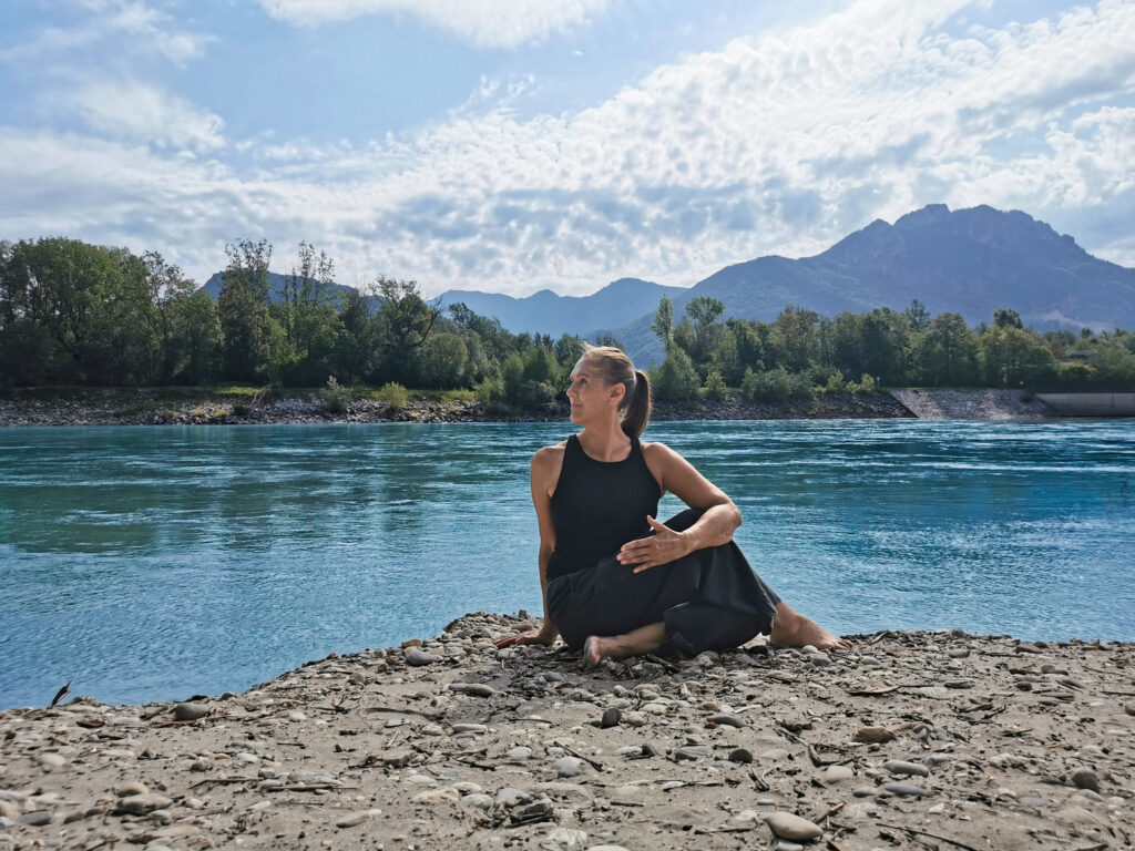 Yoga Pose mit Asana Drehsitz am Inn von Sabine Kastner Rosenheim Inntal ausgeführt